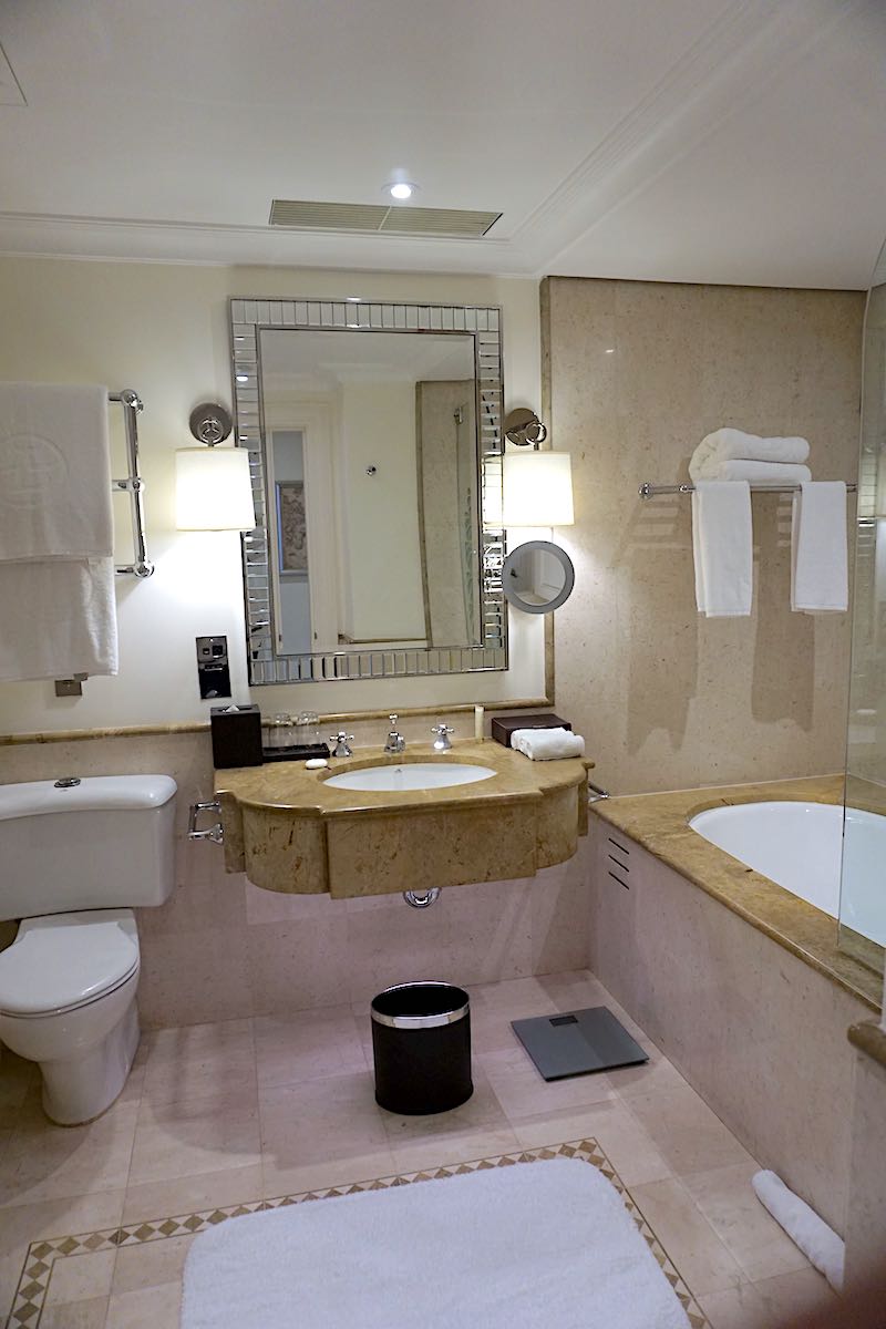 The Langham Sydney guest room bath image