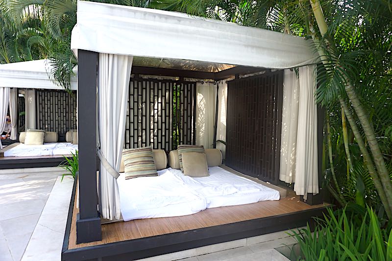 Mandarin Oriental Singapore pool cabana image